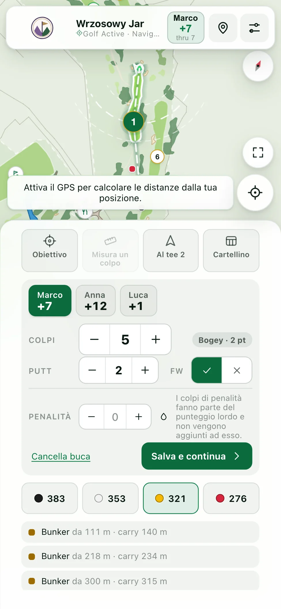 Cartellino del giro per quattro giocatori: barra con nomi e punteggio rispetto al par sopra l'inserimento del risultato
